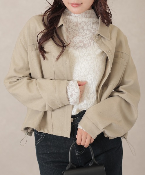 Lace Ladies（レースレディース）の「ダブルポケット 裾ドロスト ショート シャツ ジャケット（ブルゾン・レディース・グレイッシュベージュ/チャコールグレー/ブラック・FREE）」の3枚目の写真