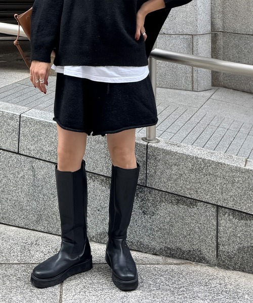 ISOOK(アイスー)の「Vネックニットセットアップ(chiica select) / 2点セット セーター 長袖 オーバーサイズ ビックシルエット ルーズ ショートパンツ ニットパンツ グレー ブラック 黒 無地(セットアップ・レディース・ブラック/グレー・FREE)」の4枚目の写真