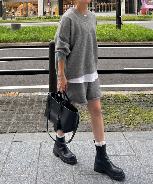 ISOOK(アイスー)の「Vネックニットセットアップ(chiica select) / 2点セット セーター 長袖 オーバーサイズ ビックシルエット ルーズ ショートパンツ ニットパンツ グレー ブラック 黒 無地(セットアップ・レディース・ブラック/グレー・FREE)」の5枚目の写真