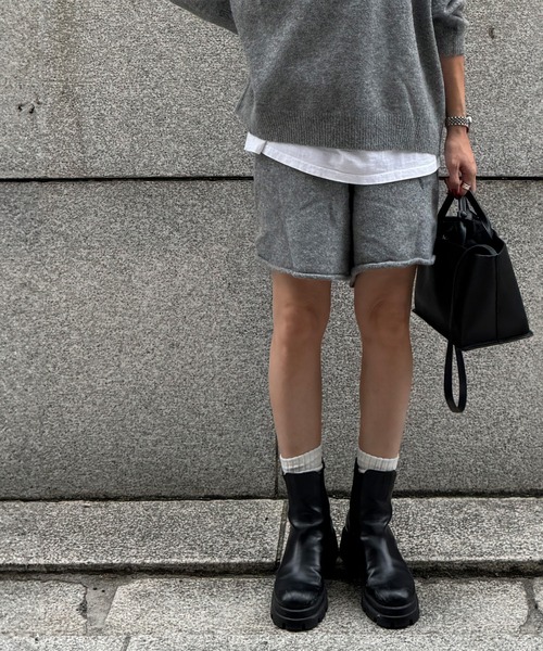 ISOOK(アイスー)の「Vネックニットセットアップ(chiica select) / 2点セット セーター 長袖 オーバーサイズ ビックシルエット ルーズ ショートパンツ ニットパンツ グレー ブラック 黒 無地(セットアップ・レディース・ブラック/グレー・FREE)」の6枚目の写真