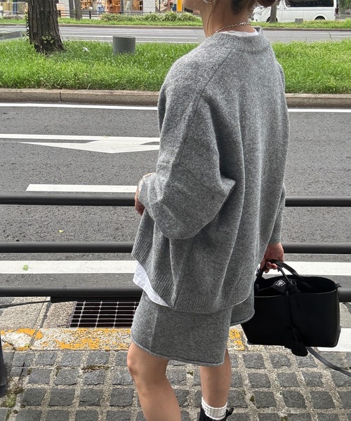 ISOOK(アイスー)の「Vネックニットセットアップ(chiica select) / 2点セット セーター 長袖 オーバーサイズ ビックシルエット ルーズ ショートパンツ ニットパンツ グレー ブラック 黒 無地(セットアップ・レディース・ブラック/グレー・FREE)」の7枚目の写真