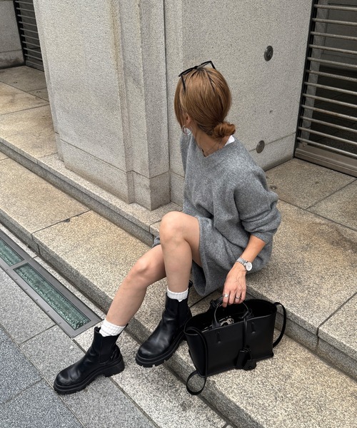 ISOOK(アイスー)の「Vネックニットセットアップ(chiica select) / 2点セット セーター 長袖 オーバーサイズ ビックシルエット ルーズ ショートパンツ ニットパンツ グレー ブラック 黒 無地(セットアップ・レディース・ブラック/グレー・FREE)」の10枚目の写真