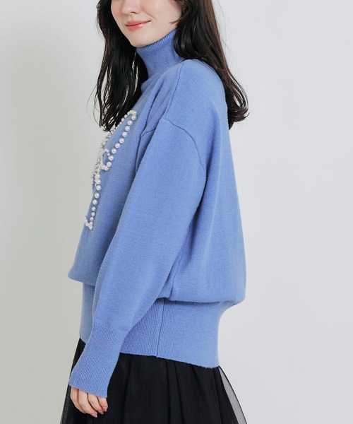 PICCIN PERLA(ピッチンペルラ)の「リボンパールタートルネックセーター(ニット/セーター・レディース・オフホワイト/ブラック/サックスブルー・M)」の5枚目の写真