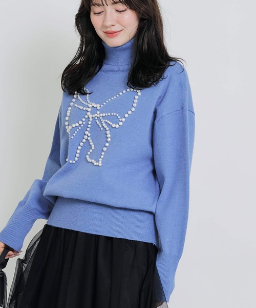 PICCIN PERLA(ピッチンペルラ)の「リボンパールタートルネックセーター(ニット/セーター・レディース・オフホワイト/ブラック/サックスブルー・M)」の7枚目の写真