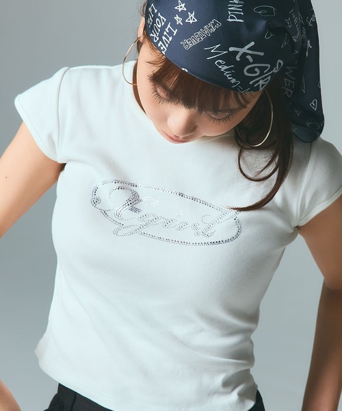X-girl(エックスガール)の「RHINESTONE OVAL CURSIVE LOGO S/S BABY TEE(Tシャツ/カットソー・レディース・ホワイト/ブラック/オリーブ・S/M)」の2枚目の写真