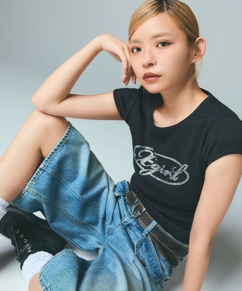 X-girl(エックスガール)の「RHINESTONE OVAL CURSIVE LOGO S/S BABY TEE(Tシャツ/カットソー・レディース・ホワイト/ブラック/オリーブ・S/M)」の7枚目の写真
