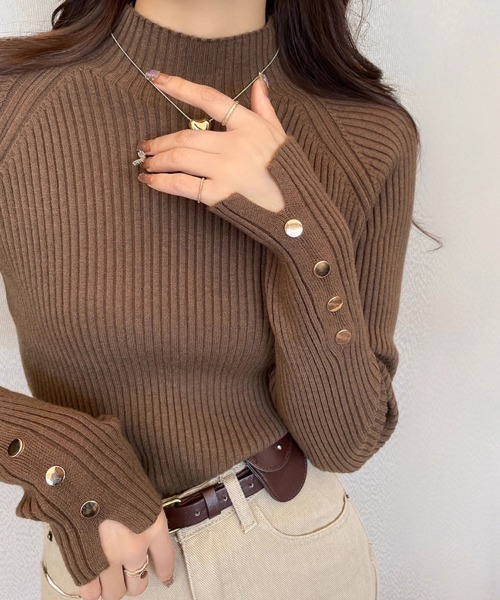 ReRe(リリ)の「ハイネック×袖ボタン付きリブニットトップス(ニット/セーター・レディース・ベージュ/オートミール/ホワイト/ダークブラウン/ブラック・FREE)」の4枚目の写真