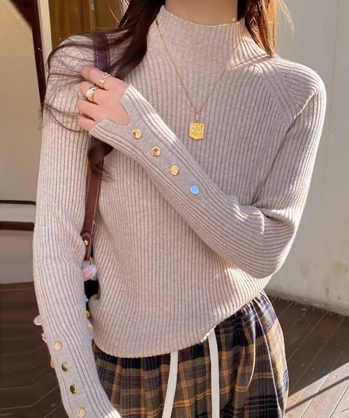ReRe(リリ)の「ハイネック×袖ボタン付きリブニットトップス(ニット/セーター・レディース・ベージュ/オートミール/ホワイト/ダークブラウン/ブラック・FREE)」の2枚目の写真