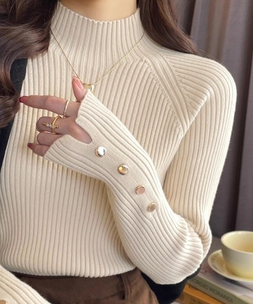 ReRe(リリ)の「ハイネック×袖ボタン付きリブニットトップス(ニット/セーター・レディース・ベージュ/オートミール/ホワイト/ダークブラウン/ブラック・FREE)」の8枚目の写真