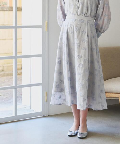 LAURA ASHLEY(ローラアシュレイ)の「【セットアップ可】ランズウィック柄 刺繍フレアスカート(スカート・レディース・サックスブルー系/ブラック系・38/40)」の1枚目の写真