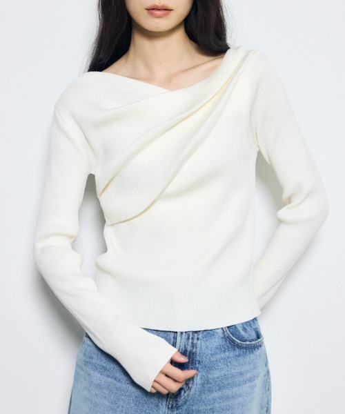 AZUL by moussy(アズールバイマウジー)の「ドレープ長袖ニットトップス(ニット/セーター・レディース・アイボリー/ブラック/シルバー/ライトパープル・FREE)」の2枚目の写真