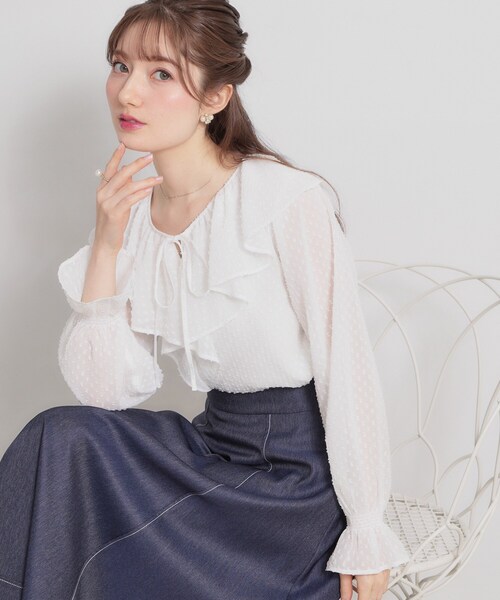 couture brooch（クチュールブローチ）の「【着映え・洗える】ラメカットドビーフリルブラウス（シャツ/ブラウス・レディース・ピンク系/ブルー/オフホワイト・42/40/38/36）」の2枚目の写真