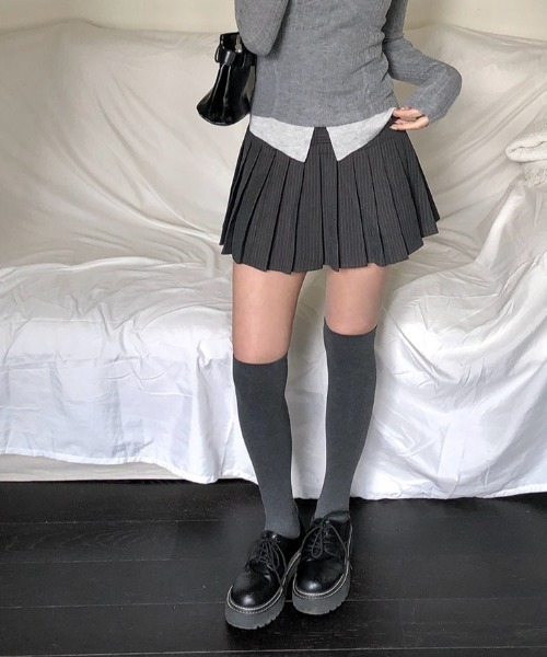 anyonemore(エニワンモア)の「アイレットベルト付きストライププリーツテニスミニスカート(スカート・レディース・グレー・LARGE/MEDIUM/SMALL)」の2枚目の写真