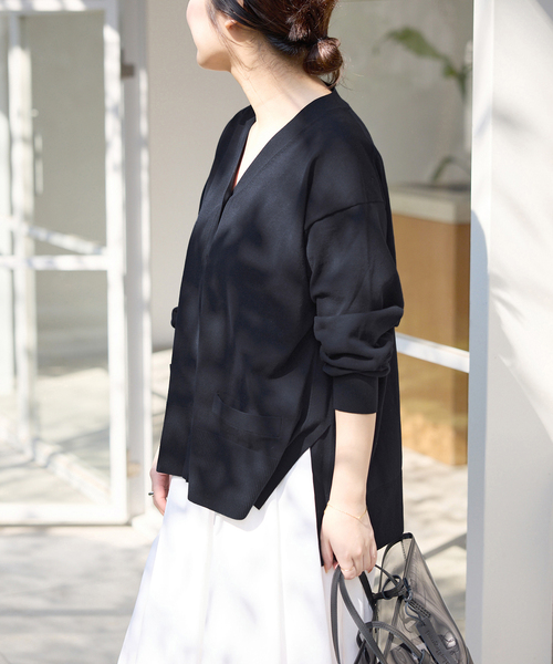 SLOBE IENA（スローブイエナ）の「《接触冷感/UV機能/WEB限定/追加》FROSTYCOTTON Vネックカーディガン（カーディガン/ボレロ・レディース・ベージュ/ネイビー・FREE）」の2枚目の写真