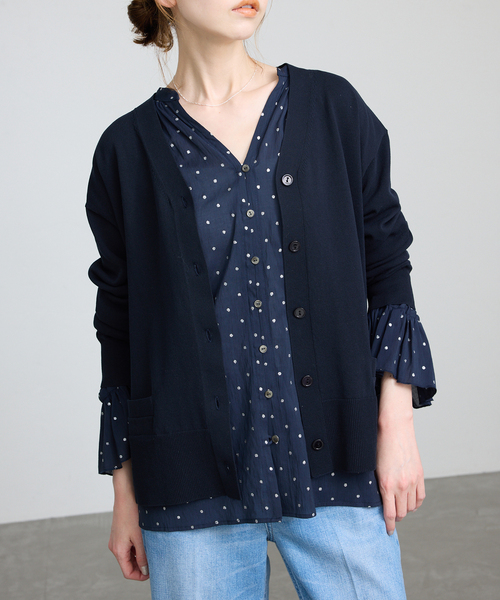 SLOBE IENA（スローブイエナ）の「《接触冷感/UV機能/WEB限定/追加》FROSTYCOTTON Vネックカーディガン（カーディガン/ボレロ・レディース・ベージュ/ネイビー・FREE）」の6枚目の写真