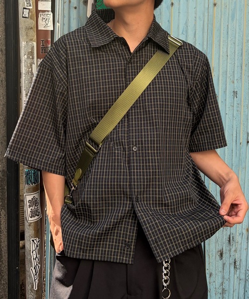 UNDERSTATEMENTs(アンダーステイトメント)の「【ユニセックス】ショート丈無地&チェックベーシックシャツ(シャツ/ブラウス・メンズ・ホワイト系/ブラック系その他/チャコールグレー/ブルー/ブラック系/グリーン系その他/ブルー系その他/ホワイト・MEDIUM/LARGE)」の4枚目の写真