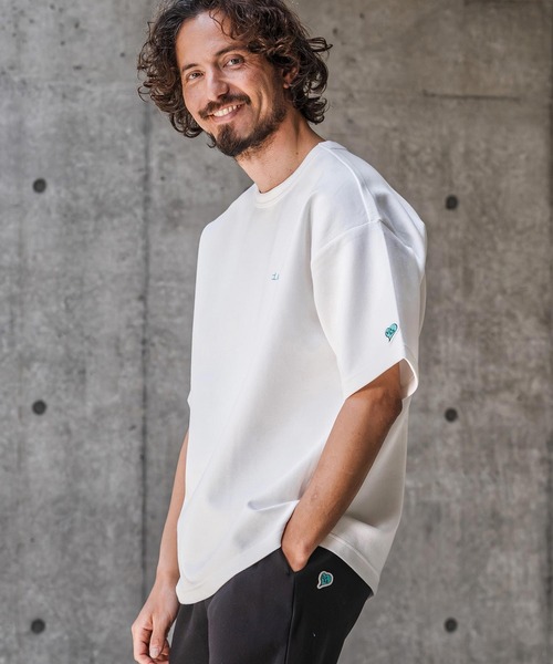 1minute 1second(ワンミニットワンセカンド)の「mt10279-cursive embroidery cardboard knit cut & sewn カットソー(1M26N230)(Tシャツ/カットソー・メンズ・ホワイト×ブルー/ブラック/ホワイト×ブラック・M/S/XL/L)」の1枚目の写真