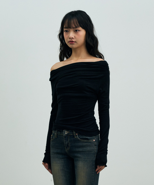 ARI（アリ）の「ELIN DRAPE OFF-SHOULDER TOP / BLACK（Tシャツ/カットソー・レディース・ブラック・FREE）」の2枚目の写真