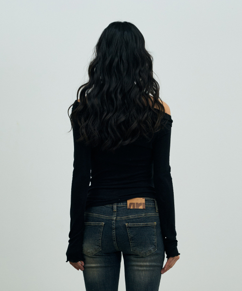 ARI（アリ）の「ELIN DRAPE OFF-SHOULDER TOP / BLACK（Tシャツ/カットソー・レディース・ブラック・FREE）」の3枚目の写真
