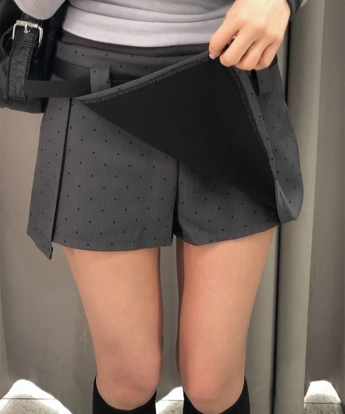 anyonemore（エニワンモア）の「ベルト付きドット柄サイドスリットミニキュロットスカート（スカート・レディース・グレー・SMALL/MEDIUM）」の2枚目の写真