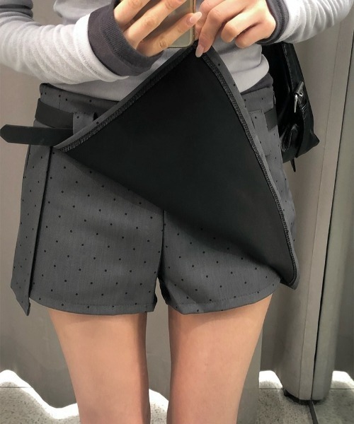 anyonemore（エニワンモア）の「ベルト付きドット柄サイドスリットミニキュロットスカート（スカート・レディース・グレー・SMALL/MEDIUM）」の3枚目の写真
