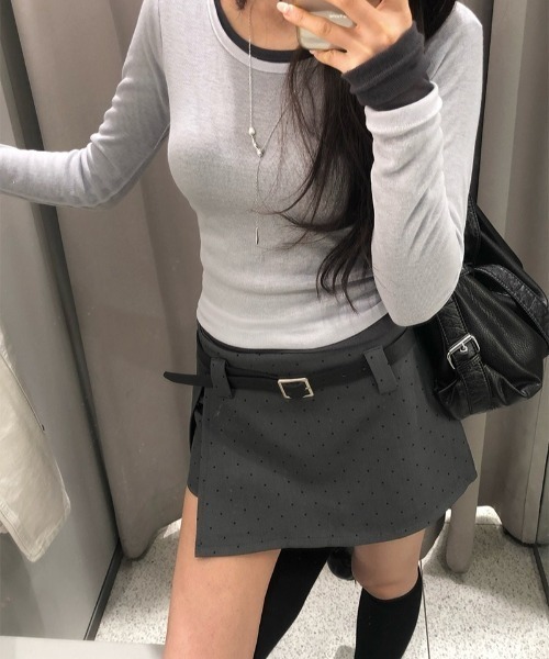 anyonemore（エニワンモア）の「ベルト付きドット柄サイドスリットミニキュロットスカート（スカート・レディース・グレー・SMALL/MEDIUM）」の4枚目の写真