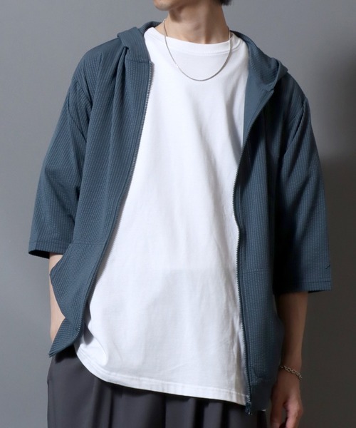 ANPAS（アンパス）の「3/4-Sleeve Full-Zip Hoodie in Seersucker-Knit Fabric/カットサッカー七分袖フルジップパーカー メンズ レディース ユニセックス（パーカー・メンズ・スミクロ/ライトグレー/ブルーグリーン・M/L/XL）」の2枚目の写真