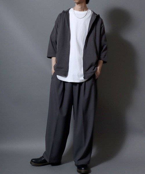 ANPAS（アンパス）の「3/4-Sleeve Full-Zip Hoodie in Seersucker-Knit Fabric/カットサッカー七分袖フルジップパーカー メンズ レディース ユニセックス（パーカー・メンズ・スミクロ/ライトグレー/ブルーグリーン・M/L/XL）」の15枚目の写真