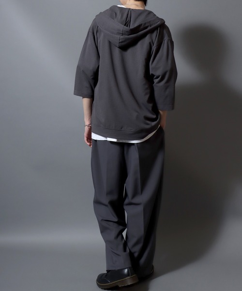 ANPAS（アンパス）の「3/4-Sleeve Full-Zip Hoodie in Seersucker-Knit Fabric/カットサッカー七分袖フルジップパーカー メンズ レディース ユニセックス（パーカー・メンズ・スミクロ/ライトグレー/ブルーグリーン・M/L/XL）」の16枚目の写真