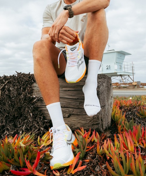 DARN TOUGH VERMONT(ダーンタフバーモント)の「DARN TOUGH/ダーンタフ 1035 Run Micro Crew Ultra-Lightweight Running Socks(ソックス/靴下・メンズ・ホワイト/ブラック・MEDIUM/LARGE)」の5枚目の写真