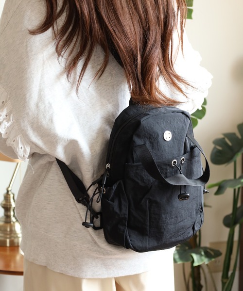 crossi(クロッシー)の「ドローストリング ナイロン ミニバックパック(バックパック/リュック・レディース・ブラック/カーキ/イエロー/パープル/ホワイト・FREE)」の2枚目の写真