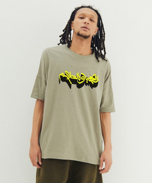 STOF(ストフ)の「ARABIC L&P Tee(Tシャツ/カットソー・メンズ・カーキ/ブラック/ホワイト・M/S)」の1枚目の写真