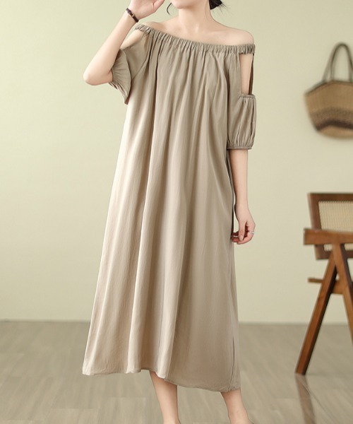 LUCPY(ラクピー)の「オープンショルダーギャザーロングワンピース(ワンピース・レディース・アイボリー/ベージュ・LARGE/MEDIUM/XX-LARGE/X-LARGE)」の2枚目の写真