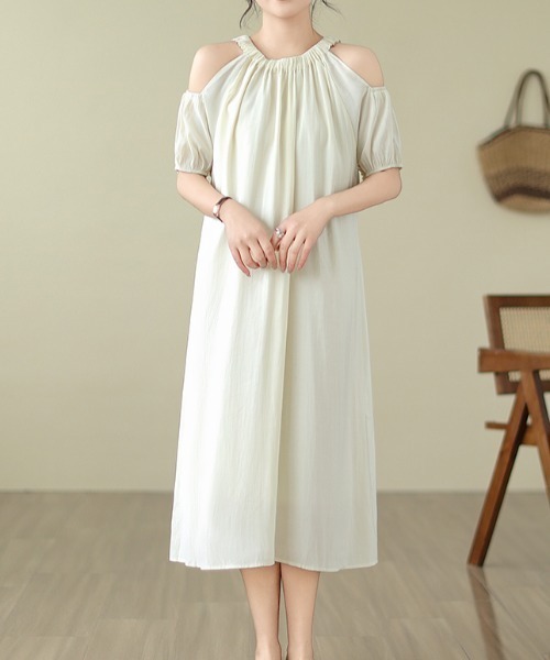 LUCPY(ラクピー)の「オープンショルダーギャザーロングワンピース(ワンピース・レディース・アイボリー/ベージュ・LARGE/MEDIUM/XX-LARGE/X-LARGE)」の1枚目の写真
