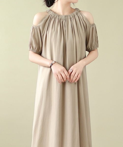 LUCPY(ラクピー)の「オープンショルダーギャザーロングワンピース(ワンピース・レディース・アイボリー/ベージュ・LARGE/MEDIUM/XX-LARGE/X-LARGE)」の3枚目の写真