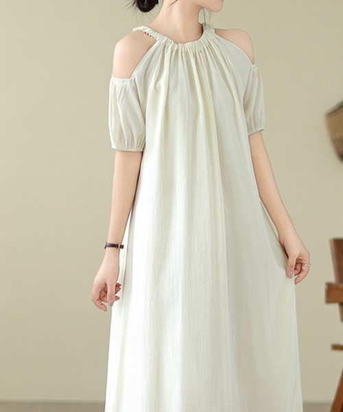 LUCPY(ラクピー)の「オープンショルダーギャザーロングワンピース(ワンピース・レディース・アイボリー/ベージュ・LARGE/MEDIUM/XX-LARGE/X-LARGE)」の4枚目の写真
