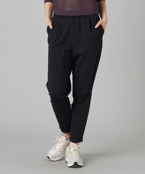Chacott(チャコット)の「EasyCare+テーパードパンツ(スウェットパンツ・レディース・ブラック/ライラック・M)」の1枚目の写真
