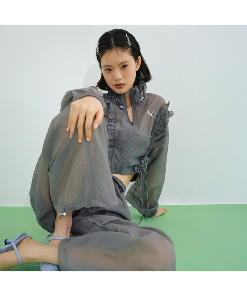 PUMA(プーマ)の「PUMA プーマ ウィメンズ PUMA x LILY BROWN シアー フリル ジャケット(ブルゾン・レディース・シルバー/ダークグレー・MEDIUM)」の4枚目の写真