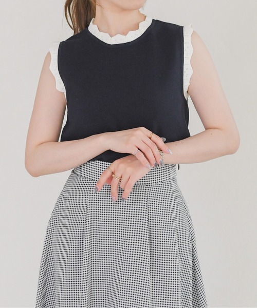 MISCH MASCH(ミッシュマッシュ)の「2026春夏新作 配色フリルボーダーノースリーブニット(ニット/セーター・レディース・ネイビー/ホワイト×ブルー・フリ-)」の1枚目の写真