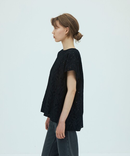GALERIE VIE(ギャルリー ヴィー)の「コットンリーフカットワーク バックボタンブラウス(シャツ/ブラウス・レディース・ブラック・FREE)」の4枚目の写真