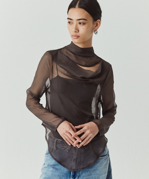 kiehtova(キエトヴァ)の「【kiehtova】FLUID SHEER MOCKNECK TOPS/フルイドシアーモックネックトップス KTWR71(Tシャツ/カットソー・レディース・グレー/ブラウン/ブラック・FREE)」の1枚目の写真