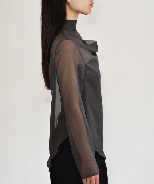 kiehtova(キエトヴァ)の「【kiehtova】FLUID SHEER MOCKNECK TOPS/フルイドシアーモックネックトップス KTWR71(Tシャツ/カットソー・レディース・グレー/ブラウン/ブラック・FREE)」の4枚目の写真