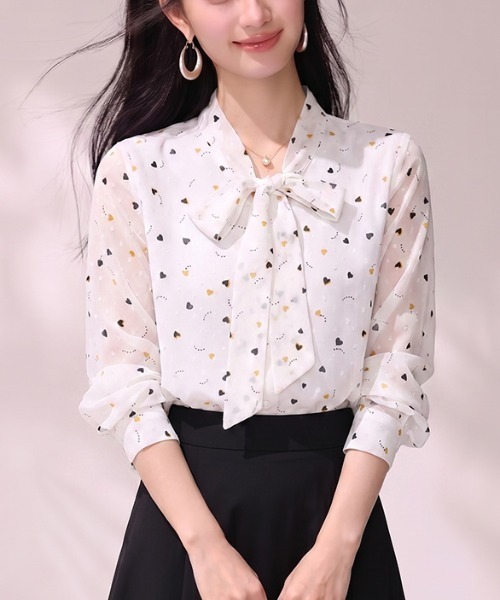 LUCPY（ラクピー）の「リボンタイ 小花柄シフォンブラウス（シャツ/ブラウス・レディース・ホワイト・MEDIUM/X-LARGE/LARGE/SMALL）」の2枚目の写真