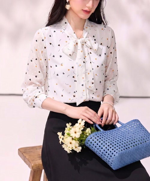LUCPY（ラクピー）の「リボンタイ 小花柄シフォンブラウス（シャツ/ブラウス・レディース・ホワイト・MEDIUM/X-LARGE/LARGE/SMALL）」の4枚目の写真