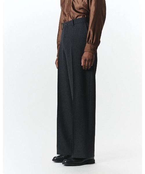 markaware(マーカウェア)の「FLAT FRONT WIDE TROUSERS(スラックス・メンズ・ダークグレー/ブラック・1/2)」の1枚目の写真