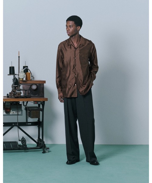 markaware(マーカウェア)の「FLAT FRONT WIDE TROUSERS(スラックス・メンズ・ダークグレー/ブラック・1/2)」の3枚目の写真