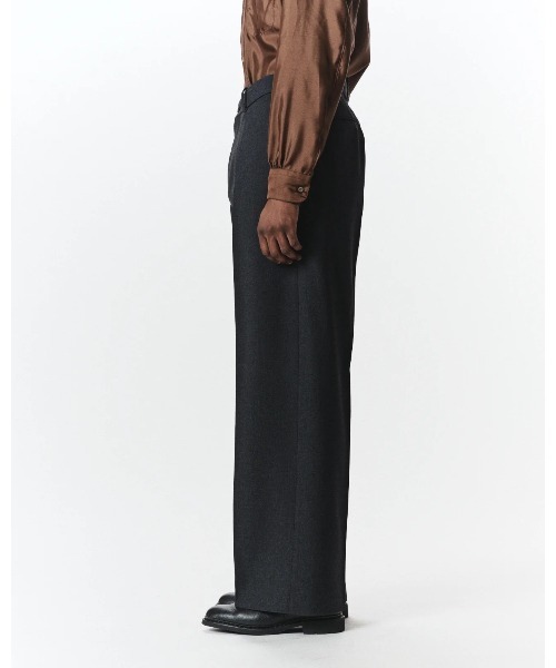 markaware(マーカウェア)の「FLAT FRONT WIDE TROUSERS(スラックス・メンズ・ダークグレー/ブラック・1/2)」の6枚目の写真