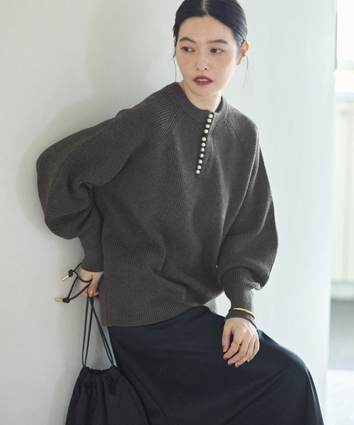 journal standard L'essage(ジャーナルスタンダードレサージュ)の「《一部WEB限定カラー/追加》パールスキッパープルオーバー(ニット/セーター・レディース・グレー/チャコールグレー/ネイビー・FREE)」の1枚目の写真