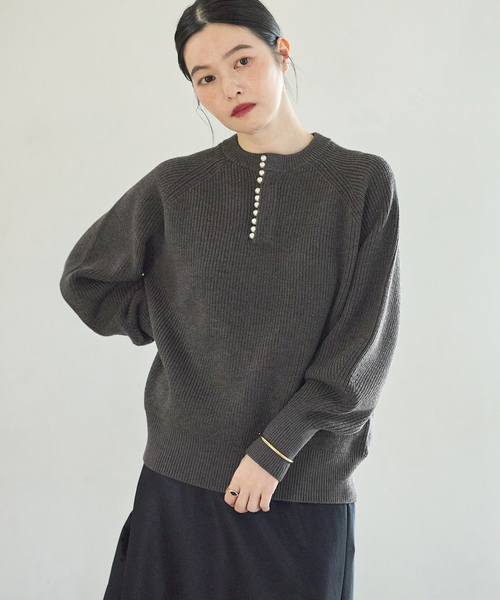 journal standard L'essage(ジャーナルスタンダードレサージュ)の「《一部WEB限定カラー/追加》パールスキッパープルオーバー(ニット/セーター・レディース・グレー/チャコールグレー/ネイビー・FREE)」の7枚目の写真