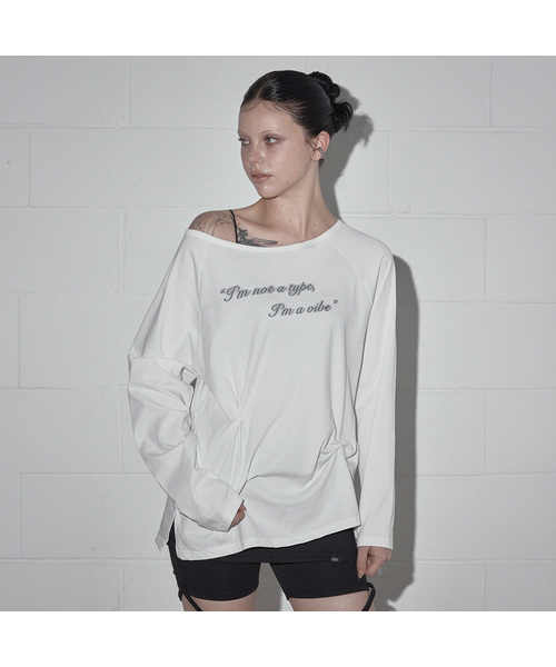 GROWHIDE(グロウハイド)の「クロップレタリングピンタックボートネック長袖Tシャツ_アイボリー(Tシャツ/カットソー・レディース・アイボリー・FREE)」の1枚目の写真